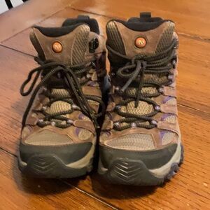 Like new women’s merrell hiking boots size 7